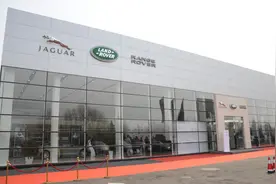 男子购全新路虎，没出店门仪表蹦出一行字，车主：要送我见上帝？图片