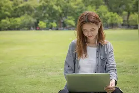 湖北黄石一艺校演出跳性感舞蹈，女生穿着火辣，评论区有些污浊图片