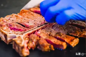 酒店这样做T骨牛排，教你做只用3成火候海盐去煎，细腻绵柔入口图片