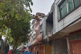 拆了！宾阳城区一建筑物超出规划违建部分轰然倒下图片