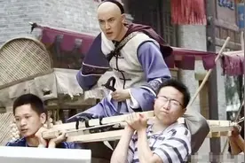难怪电视里只有上半身，镜头下移后，是观众看不了的尴尬全景图片