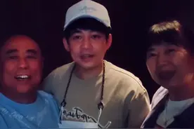 苏醒与爸妈聚餐，老婆廖语辰与俩儿子齐现身，一家六口罕见同框图片