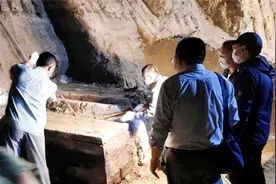 江苏茅山脚下发现一墓葬，考古队挖出一块玉，却为何令人紧张图片