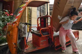 女生1.58米背140斤冰箱徒步上五楼，替父送货，日子越来越甜图片