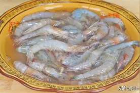 大虾别蒸着吃了，加一把大蒜，试试这样做，鲜嫩下饭又解馋，真香图片