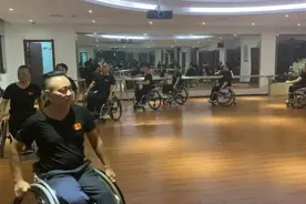 轮椅上，我们用舞蹈庆国庆图片