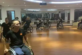 轮椅上，我们用舞蹈庆国庆图片