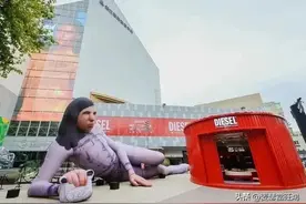巨型充气人偶，惊现上海淮海广场，“一饱眼福”心理承受力差莫来图片