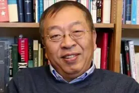 当代汉奸余茂春，跪舔美国佬并发表辱华言论，最终被赶出中国图片