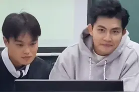 湖南一高校男教师，简直长在了审美点上，清爽帅气神似“任嘉伦”图片