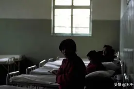 1972 年精神病院老照片曝光，患者目光呆滞，医护人员在做什么？图片