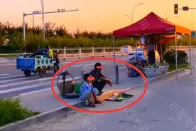 安徽：爷孙俩黄昏卖瓜，因卖相不好无人问，被全买下后轻舒一口气图片