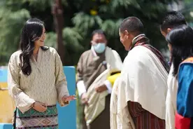 33岁不丹王后捧三胎孕肚亮相！预产期将至，波浪发有凯特王妃神韵图片