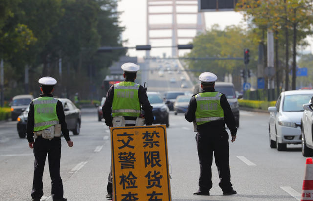 路上那么多车，交警是如何发现无证驾驶的？交警：3种方法能判断