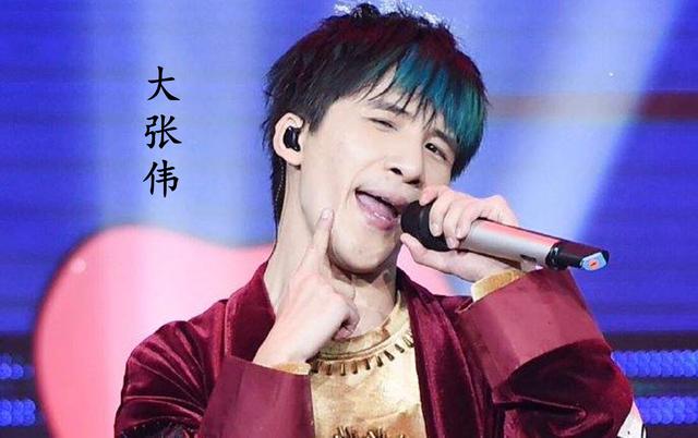 他是年纪比较小的那一个,所以就被老师同学叫"小张伟";后来,升入初中