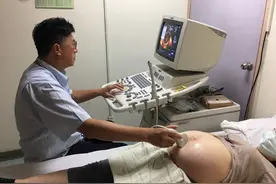 孕妇遇到男医生“阴检”，尴尬之余被逗乐，网友：我咋没遇到？图片