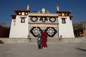 用酥油灯照明，耗时十六年绘制，一根毛画成的唐卡传奇壁画图片