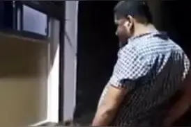 高贵至此？印度一“高种姓”男子当街朝“低种姓”青年脸部撒尿？图片