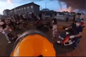 吃瓜群众围观火场，外卖小哥刷爆全网！图片
