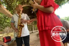 老人演奏萨克斯，邻居直呼“受不了”：每天都吹4个小时图片