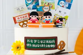 生日蛋糕上插满课本男孩崩溃大哭，你小时候想要什么生日蛋糕？图片