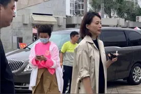 董卿惊艳街头！穿布鞋亦能散发高级感，五五身材平凡却充满魅力图片