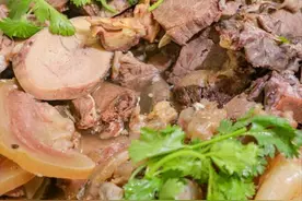 河南小镇上的非遗美食，郑州人慕名来喝酒吃肉，却被一碗面征服了图片