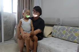 男孩3岁时患重病四处求医，一年半后妈妈又被查出得了两种癌症！如今母子二人卖气球赚钱图片