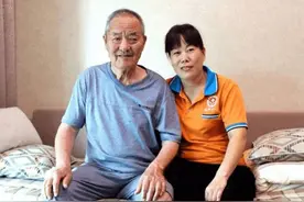 40岁保姆为300万拆迁款嫁60岁老头，拆迁时翻开房产证，当场惊呆图片