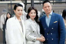 刘涛带火了一种新穿搭，西装外套+polo衫+半身裙，高级又减龄图片