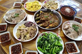 回到娘家第一天，晚餐被网友夸赞，皆是弟弟的拿手菜，色香味俱全图片