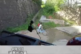 责任感爆棚！4名少年狂蹬自行车为消防员带路图片