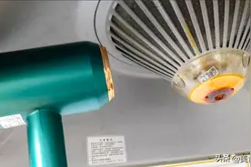 厨房清洁小妙招：用吹风机清洁油烟机，不拆不卸也能洗干净，实用图片