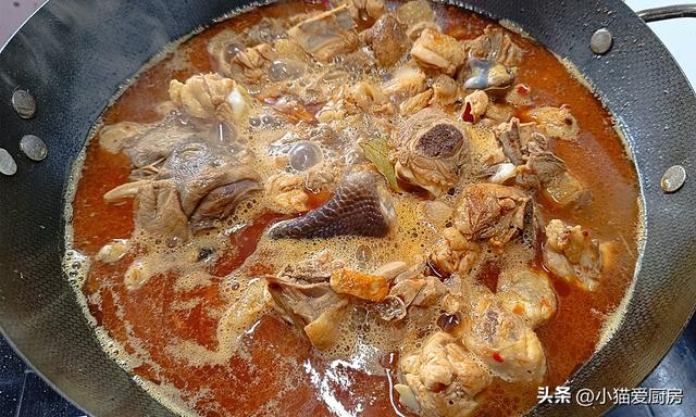 四川人做的土豆烧鸡就是不一样，味道麻辣鲜香，汤汁泡饭也特别香