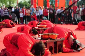 贵州小伙到山东参加婚宴，随礼999，吃完席后直呼：这钱随得值图片