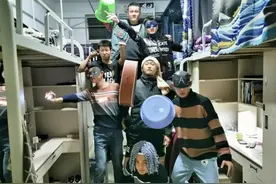 大学导员突击查寝，刚进门就捧腹大笑，原来“饮水机”还能这样用图片