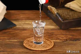 1杯白酒等于多少啤酒？牢记这3点，喝酒不上头，酒局多也不吃亏图片