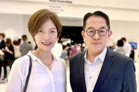 女星激吻已婚男高层？男方澄清：只是朋友之间亲脸，已跟老婆解释图片