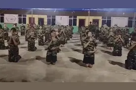 不间断的辱骂，随时可能落在屁股上的警棍，分不清昼夜的禁闭室，长达八小时的体罚，“死灰复燃”的矫正学校图片