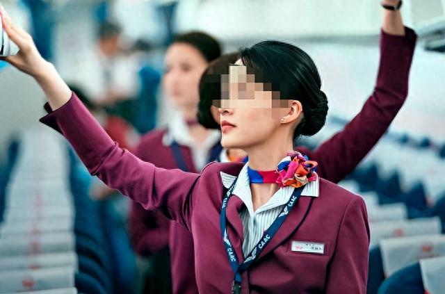 空姐机舱内穿情趣内衣拍照，发布称：超级舒服！网友：全脱算了
