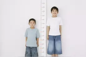 双胞胎兄弟一岁后一个爱吃饭，一个爱喝奶，两年后入园体检差距大图片