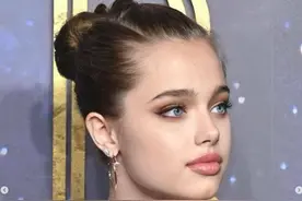 朱莉皮特女儿像爹又像妈，照片卖410万，因父母离婚被人笑话图片