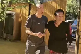 90岁杨少华三亚度假！穿红裤红鞋骨瘦如柴，坐百万豪车住千元酒店图片