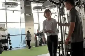 50岁牛莉健身房健身，与教练眼神暧昧，被男教练摸遍全身引热议图片