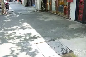 一个月都没找到责任单位 这截破损污水管到底谁来管？|解忧帮图片