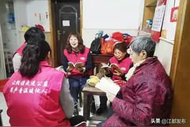 江都有支百人“朗读者”志愿队专为老人上门读书读报图片