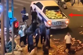 凌晨3点占道经营？西瓜商贩不服城管将瓜摔碎，知情人透露细节图片