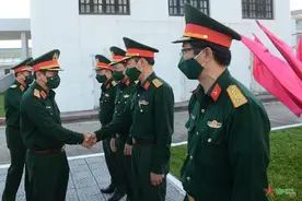 越军的长袖衬衣春秋常服，方便随身，穿着起来也比较威武端庄图片