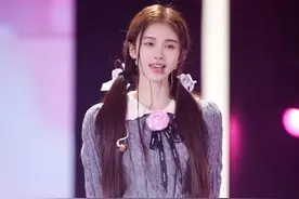 鞠婧祎浙江卫视跨年彩排花絮释出，穿翻领针织衫配休闲裤好甜美图片