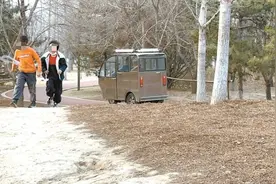 公园里老年代步车“狂飙”图片